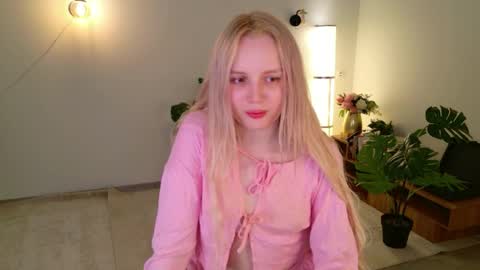 Snapshot of tinasiner chatting on 04.19.26 tinasiner online show from 04.19.26