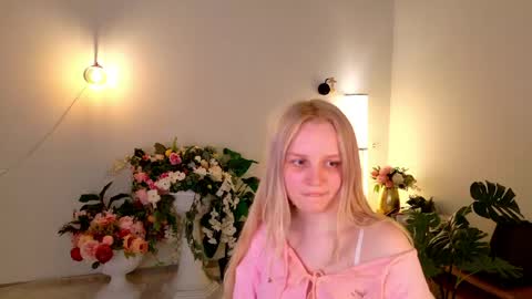 Snapshot of tinasiner chatting on 04.19.26 tinasiner online show from 04.19.26