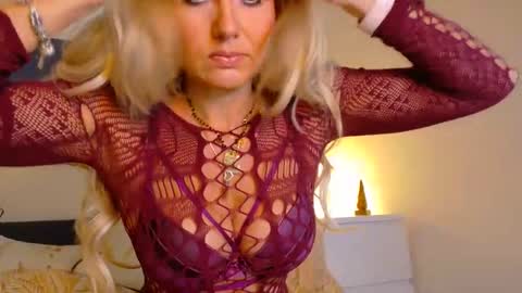 tinkerbell822 online show from 10.21.25