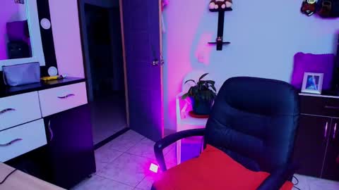 I AM BELLA  ----------- follow my  IG  TINNS 69 online show from 01.08.25