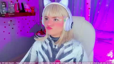 Snapshot of tiny__emmy chatting on 02.17.25 Emmy blue berry1 online show from 02.17.25