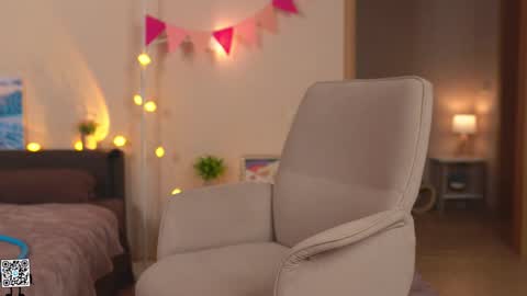 Snapshot of tiny_miracle chatting on 03.02.25 Lyssa online show from 03.02.25