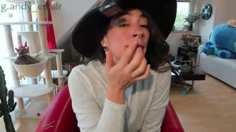 Snapshot of tiny_williams chatting on 09.27.25 Tiny online show from 09.27.25