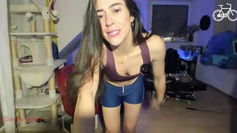 Snapshot of tiny_williams chatting on 12.01.25 Tiny online show from 12.01.25