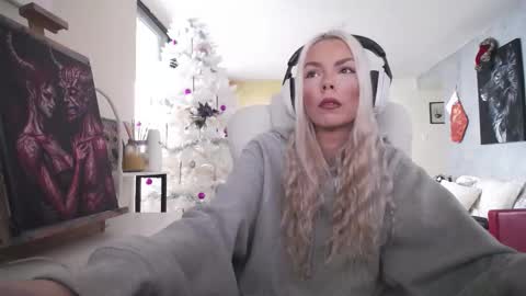 stage Kylie Sinner  brand CLITBAIT online show from 12.14.25