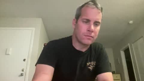 Snapshot of tleigh24 chatting on 12.17.25 tleigh24 online show from 12.17.25