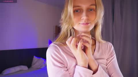 Snapshot of tobicovitt chatting on 11.04.25 Mary online show from 11.04.25