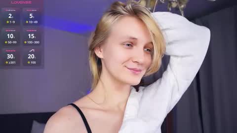 Snapshot of tobicovitt chatting on 11.08.25 Mary online show from 11.08.25