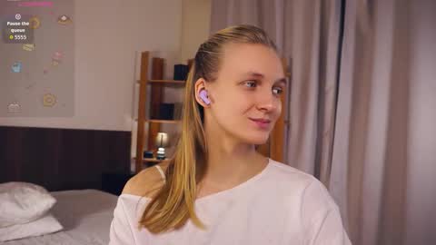 Snapshot of tobicovitt chatting on 11.25.25 Mary online show from 11.25.25