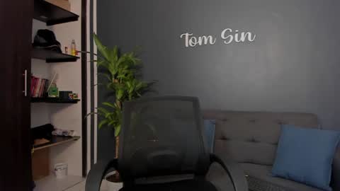 Snapshot of tom_sin_ chatting on 12.04.24 Tom Sin online show from 12.04.24
