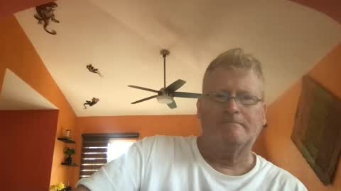 Snapshot of tomascausa chatting on 04.28.26 Hola online show from 04.28.26