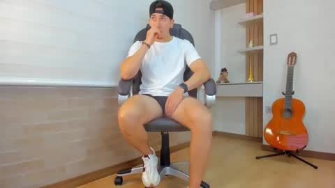 Snapshot of tombardem chatting on 12.15.25 Tom Bardem online show from 12.15.25