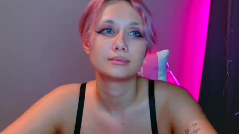 Snapshot of tommioo7 chatting on 02.11.25 Galadriel online show from 02.11.25