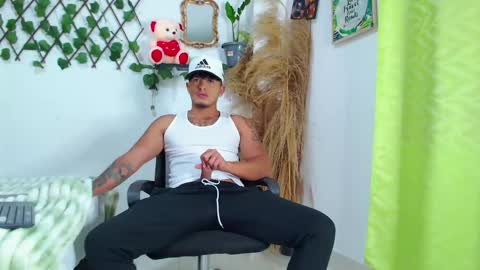 Snapshot of tommy_hotguy chatting on 10.02.25 tommy online show from 10.02.25