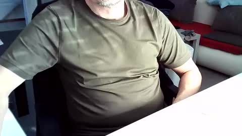 Snapshot of tomtom02029 chatting on 02.17.25 Tom online show from 02.17.25