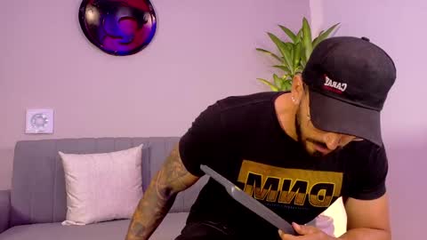 Snapshot of tony_muscle1 chatting on 04.24.26 tony muscle1 online show from 04.24.26