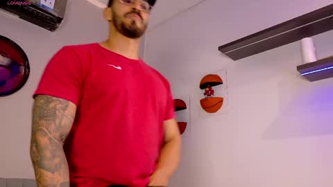 Snapshot of tony_muscle1 chatting on 05.14.26 tony muscle1 online show from 05.14.26
