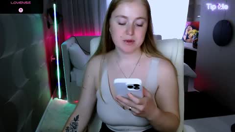 Snapshot of tori_blond chatting on 05.28.26 tori_blond online show from 05.28.26