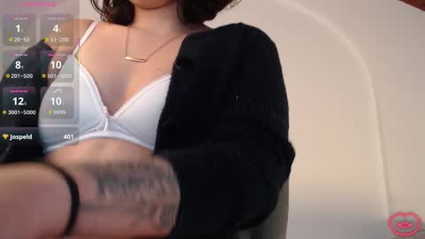 Snapshot of tori_just chatting on 12.22.25 tori_just online show from 12.22.25