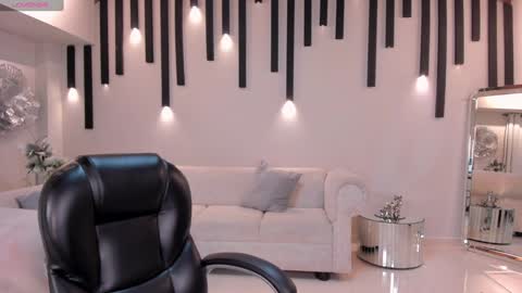 Tori Cross online show from 02.04.25