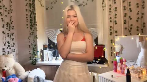 Snapshot of torriperno chatting on 11.29.25 Lina online show from 11.29.25