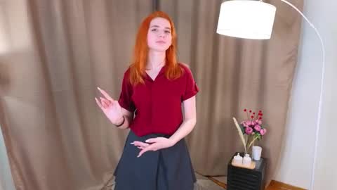 Snapshot of toshikolootens chatting on 11.12.25 Mari online show from 11.12.25