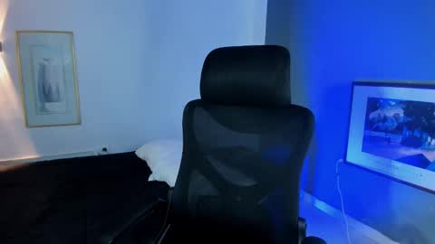 TRAV - INDEPENDENT MODEL online show from 11.26.25