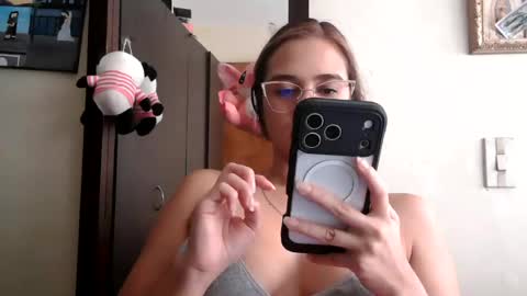 Snapshot of triana_bell chatting on 06.20.26 triana_bell online show from 06.20.26