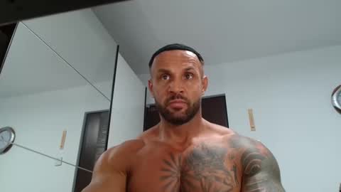 Snapshot of tridentmuscles chatting on 11.25.25 tridentmuscles online show from 11.25.25