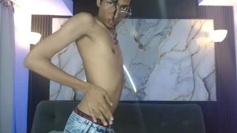Snapshot of triiangel_latinboy chatting on 04.28.26 Johan online show from 04.28.26