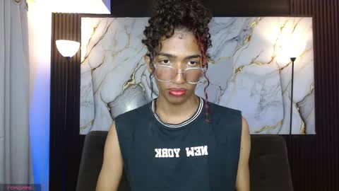 Snapshot of triiangel_latinboy chatting on 05.08.26 Johan online show from 05.08.26