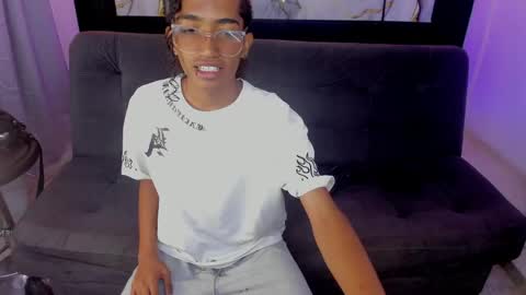 Snapshot of triiangel_latinboy chatting on 05.30.26 Johan online show from 05.30.26