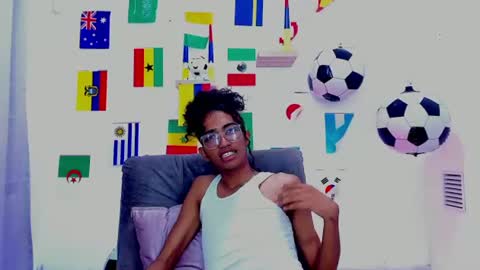 Snapshot of triiangel_latinboy chatting on 07.15.26 Johan online show from 07.15.26