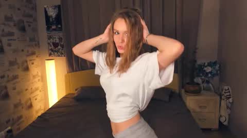 Snapshot of trinahillier chatting on 10.23.25 Bubbles online show from 10.23.25