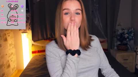 Snapshot of trinahillier chatting on 11.06.25 Bubbles online show from 11.06.25