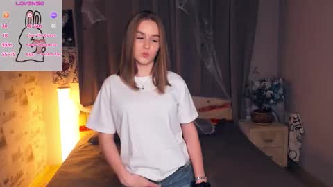 Snapshot of trinahillier chatting on 11.07.25 Bubbles online show from 11.07.25