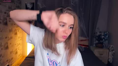 Snapshot of trinahillier chatting on 11.09.25 Bubbles online show from 11.09.25