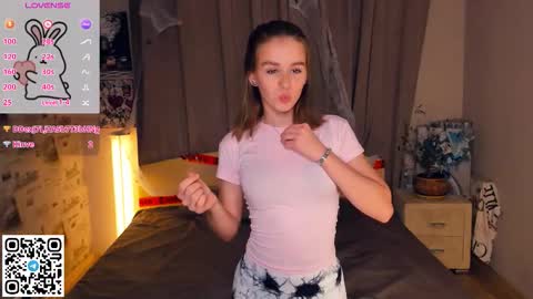 Snapshot of trinahillier chatting on 11.15.25 Bubbles online show from 11.15.25