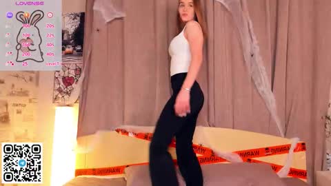 Snapshot of trinahillier chatting on 11.18.25 Bubbles online show from 11.18.25