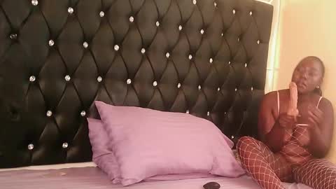 Snapshot of trinatrina94 chatting on 12.16.25 trinatrina94 online show from 12.16.25