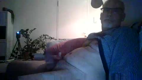 Snapshot of trukturk chatting on 12.04.25 trukturk online show from 12.04.25