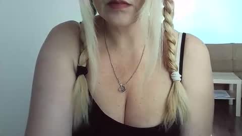 Snapshot of ttrnynela chatting on 02.19.26 Ttrnynela online show from 02.19.26