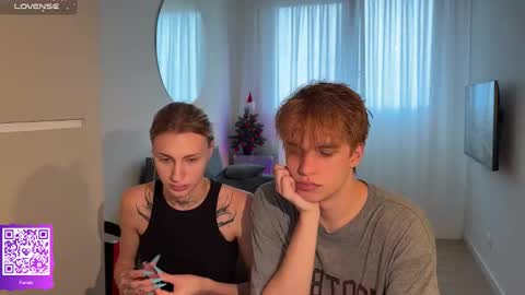 Snapshot of twl8vibe chatting on 12.16.25 Molly and Nick online show from 12.16.25