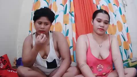 Snapshot of twowetcuties chatting on 02.12.25 Lyn and lea online show from 02.12.25
