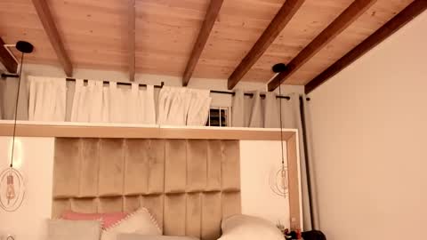 Twiggy online show from 02.19.25