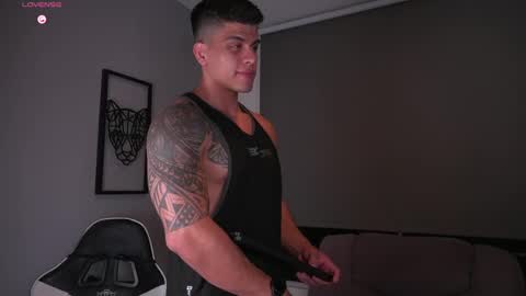 Snapshot of tyler_muscle chatting on 10.07.25 David online show from 10.07.25