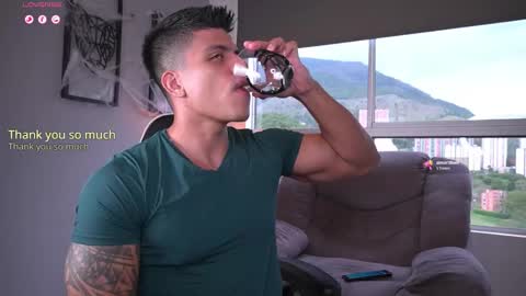 Snapshot of tyler_muscle chatting on 10.11.25 David online show from 10.11.25