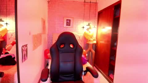 Snapshot of tylla_ chatting on 03.10.25 online show from 03.10.25