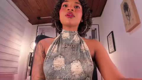 Snapshot of tylla_ chatting on 09.10.25 online show from 09.10.25