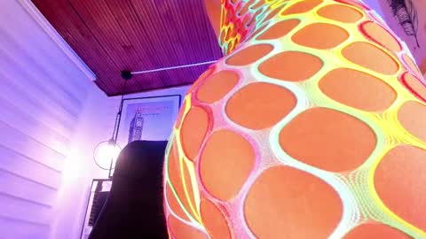 Snapshot of tylla_ chatting on 10.03.25 online show from 10.03.25